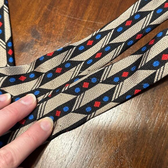 Vintage 1980s Cedrics 100% Silk Tie Tan Black Red Blue 3.75” x 58” - Picture 5 of 7